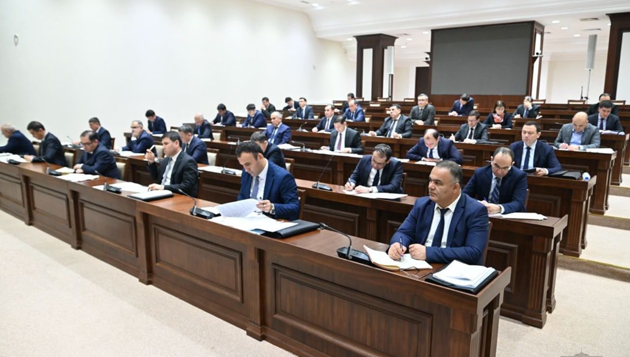 Yaratilgan imkoniyatlarga qaramasdan, ayrim hududlarda aholi bandligini ta’minlash ko‘rsatkichlari yaxshi emasligi ko‘rsatib o‘tildi.