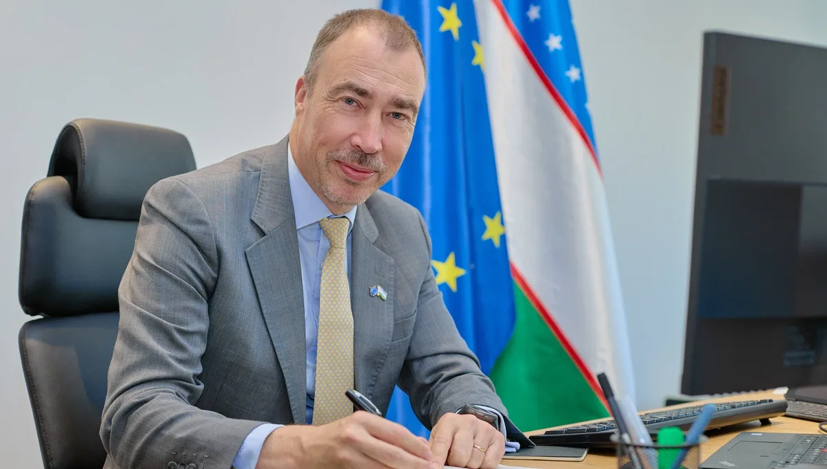 “Demokratiya hech qachon to‘laligicha tayyor mahsulot bo‘lolmaydi”. YIning O‘zbekistondagi elchisi — zamonaviy demokratiyalar duch kelayotgan muammolar haqida