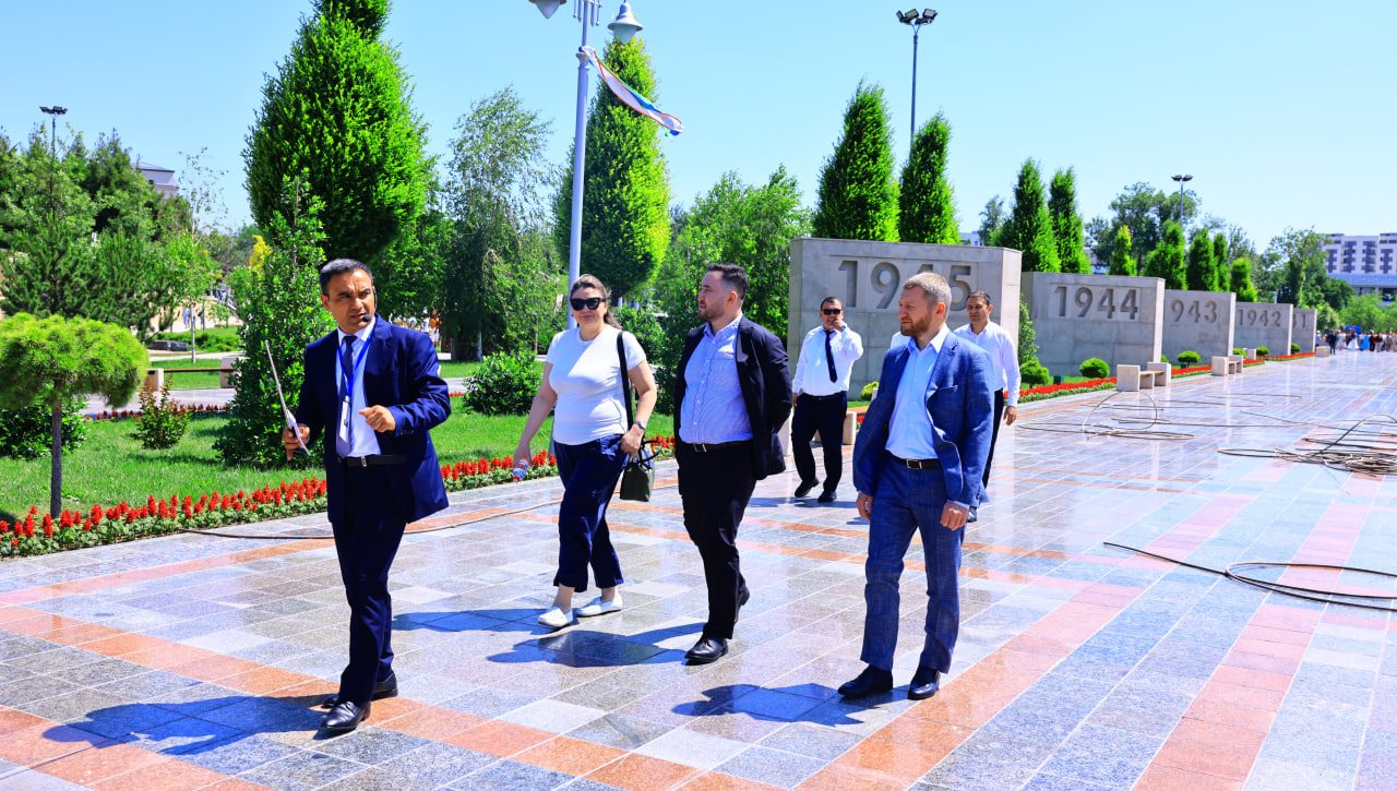 Qozog‘iston delegatsiyasi “G‘alaba bog‘i”  yodgorlik majmuasini ziyorat qildi
