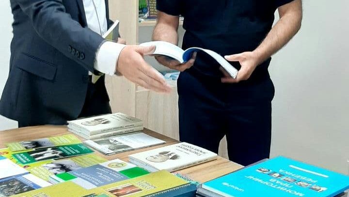 Milliy markaz tomonidan Mehribonlik uyiga kitoblar topshirildi