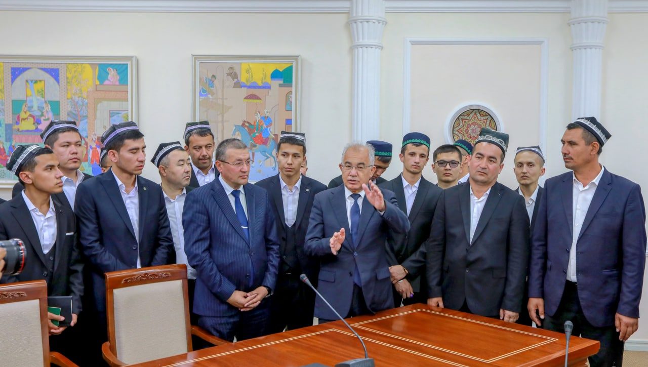 “Vatanni sevmoq iymondandir” mavzusidagi insholar tanlovi g‘oliblari parlament faoliyati bilan tanishdi
