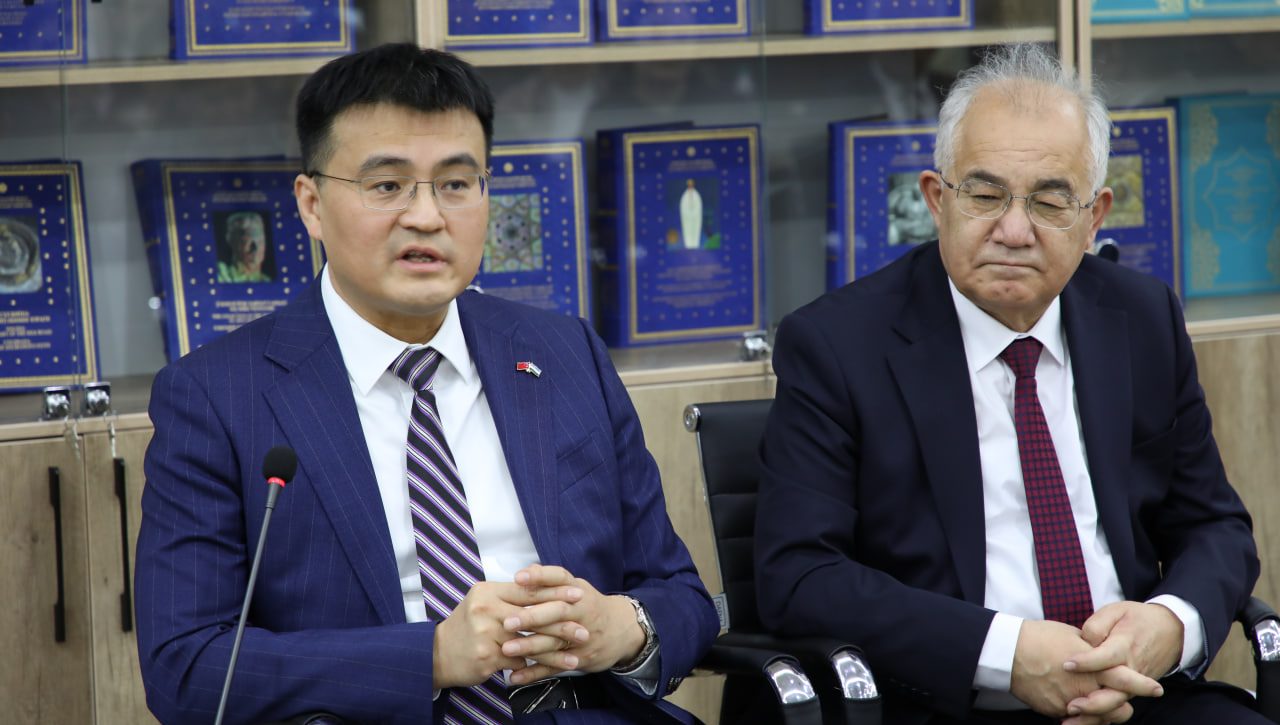 Xitoy Elchixonasi Inson huquqlari uyiga 800 ta kitob sovg‘a qildi
