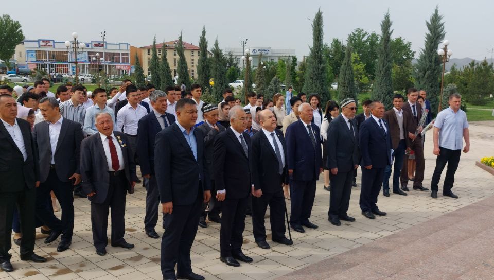 Sharof Rashidovning Jizzax shahridagi haykali poyiga gulchambarlar qo‘yildi