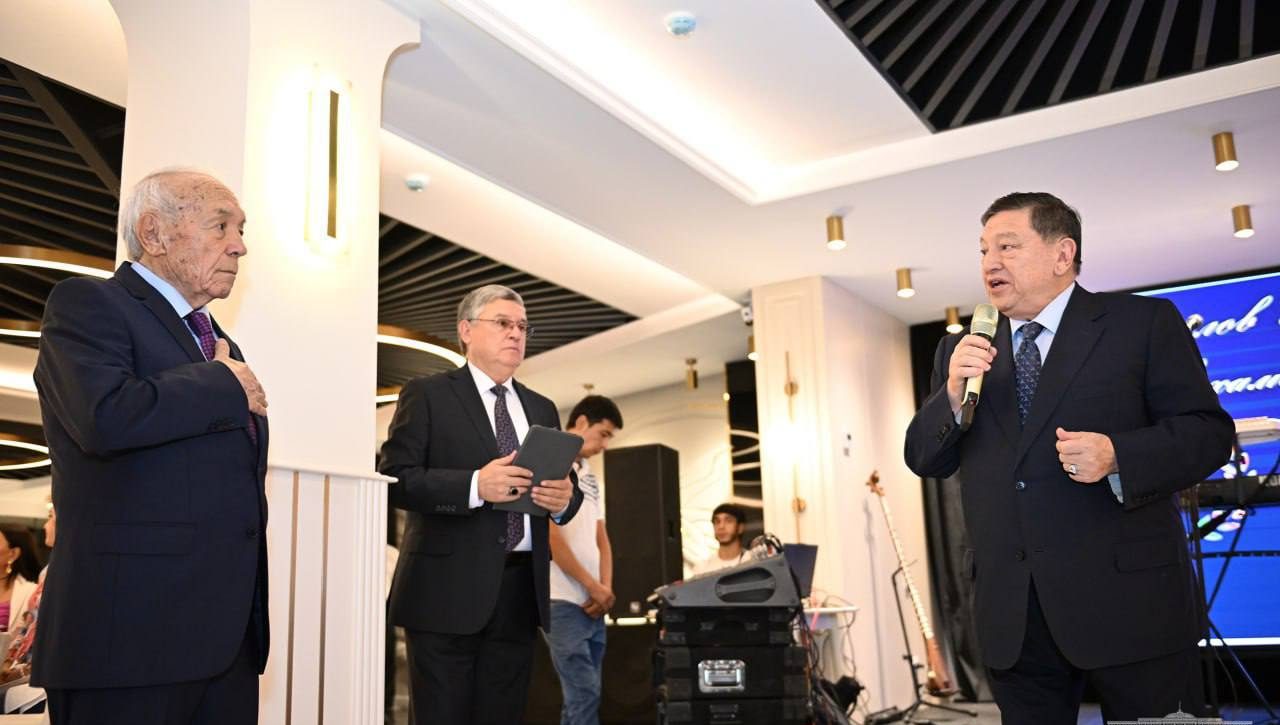 O‘zbekiston Respublikasi Prezidentining farmoni bilan O‘zbekiston ta’lim va fan xodimlari kasaba uyushmasi Respublika kengashi raisining o‘rinbosari Djalilov Shuxrat Ilxamovich O‘zbekiston Respublikasining Faxriy yorlig‘i bilan mukofotlandi