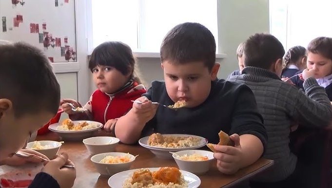 Bolalar orasida semirish ortmoqda — JSST maktablarda sog‘lom ovqatlanish qo‘llanmasini chiqardi