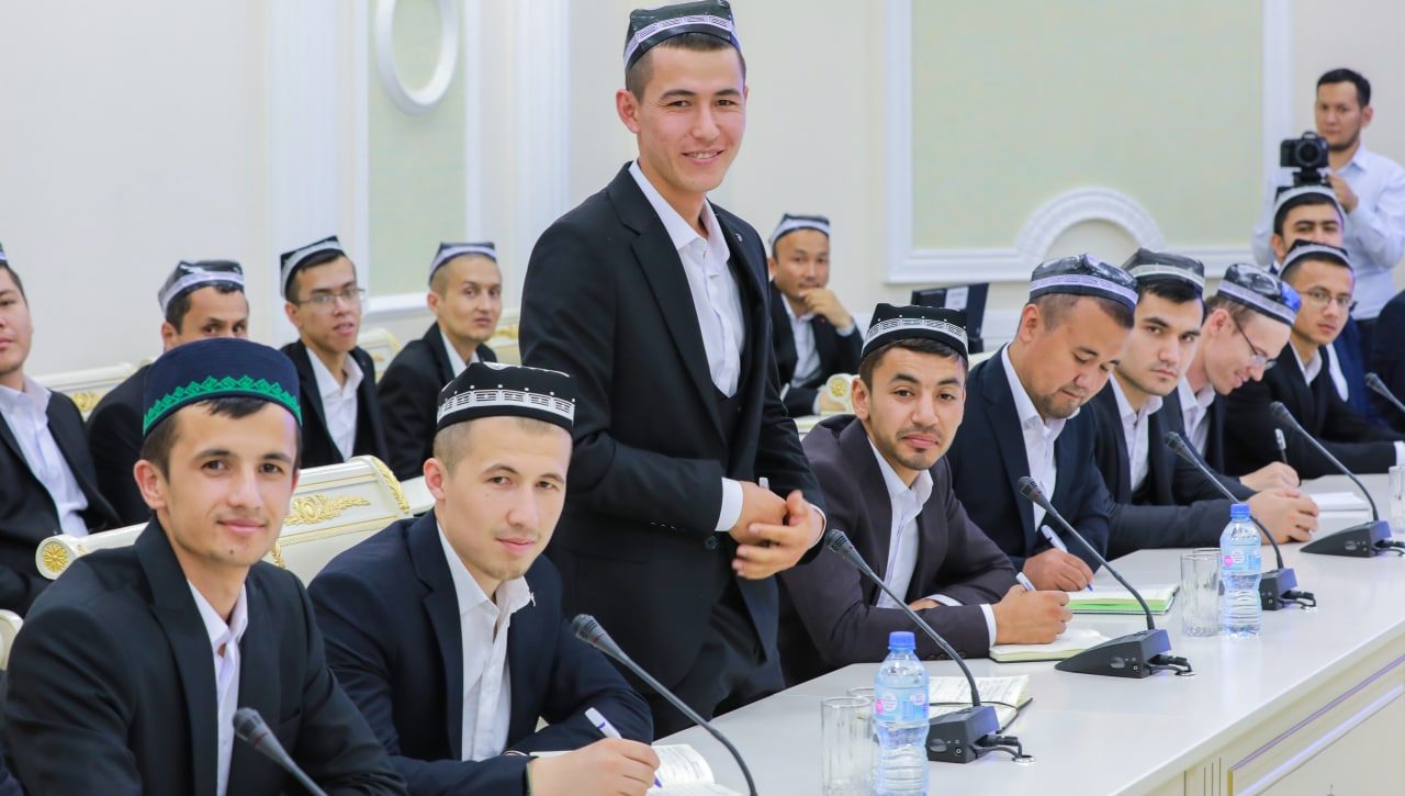“Vatanni sevmoq iymondandir” mavzusidagi insholar tanlovi g‘oliblari parlament faoliyati bilan tanishdi