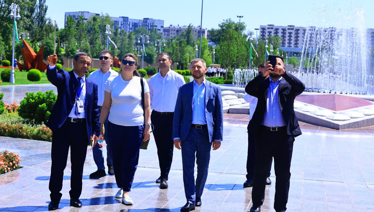 Qozog‘iston delegatsiyasi “G‘alaba bog‘i”  yodgorlik majmuasini ziyorat qildi