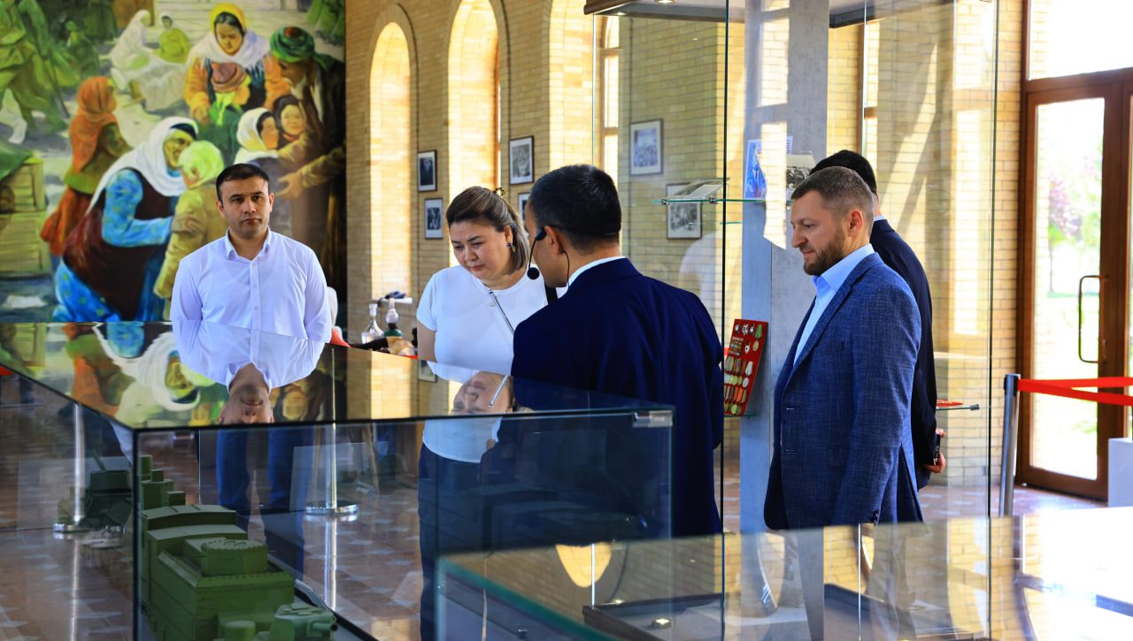 Qozog‘iston delegatsiyasi “G‘alaba bog‘i”  yodgorlik majmuasini ziyorat qildi