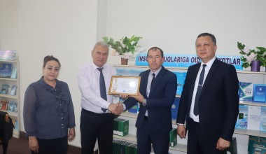 Inson huquqlariga oid kitoblar Surxondaryo viloyat kutubxonasiga topshirildi