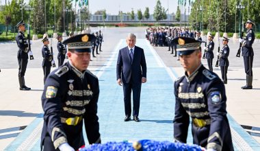 Президент возложил цветы к подножию Монумента независимости