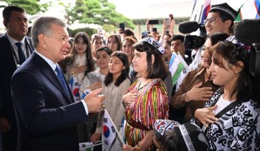President of Uzbekistan meets with compatriots in Korea