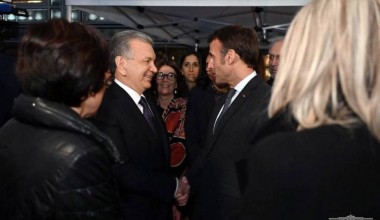 Shavkat Mirziyoyev va Emmanuel Makron O‘zbekistonning boy moddiy madaniyatiga bag‘ishlangan ko‘rgazma bilan tanishdilar
