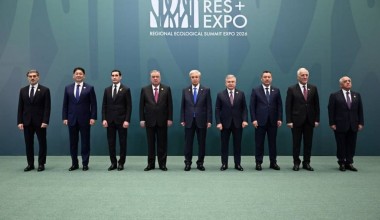 Президент Узбекистана посетил выставку Регионального экологического саммита