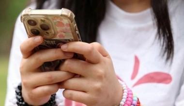 Fridrix Mers Germaniyada voyaga yetmaganlar uchun ijtimoiy tarmoqlardagi cheklovlarni qo'llab-quvvatladi