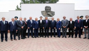 «Ота-Бейит» қабристонида Чингиз Айтматов хотираси ёд этилди