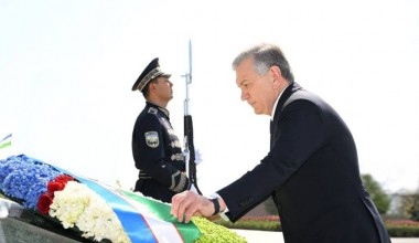 Шавкат Мирзиёев возложил венок к Монументу независимости
