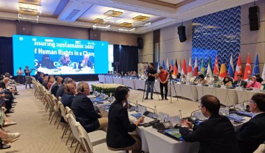 O‘zbekiston Respublikasi Oliy Majlisi Qonunchilik palatasi Spikerining birinchi o‘rinbosari, Inson huquqlari bo‘yicha O‘zbekiston Respublikasi Milliy markazi direktori Akmal Saidovning “Ekologik tahdidlar: O‘zgarayotgan dunyoda inson huquqlarining istiqboli, barqaror yechimlarni izlash” mavzusidagi Inson huquqlari bo‘yicha IV an’anaviy Samarqand forumidagi so‘zi