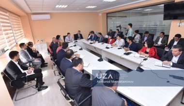 Toshkentda Konstitutsiyaviy qonun loyihasi va referendum yuzasidan o‘tkazilgan davra suhbatidan fotoreportaj