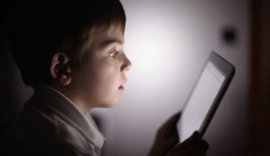СМАРТФОНЛАР БОЛАЛАРНИНГ ТАЪЛИМ ОЛИШИГА ХАЛАЛ БЕРАДИ(МИ?)