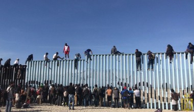 Texasda muhojirlarni qamashga ruxsat beriladi