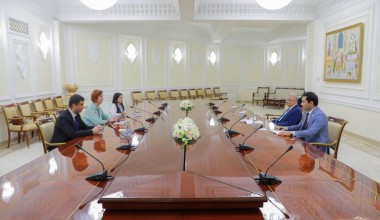 Joriy yilning 8 iyul kuni Oliy Majlis Qonunchilik palatasi Spikerining birinchi o‘rinbosari Akmal Saidov O‘zbekiston Respublikasi Prezidenti saylovida xalqaro kuzatuvchi sifatida ishtirok etish uchun mamlakatimizga kelgan Serra-Leone Respublikasi Maxsus sudi sudyasi Renata Vinter bilan uchrashdi.
