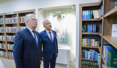Qozog‘iston elchisi parlament kutubxonasi faoliyati bilan tanishdi